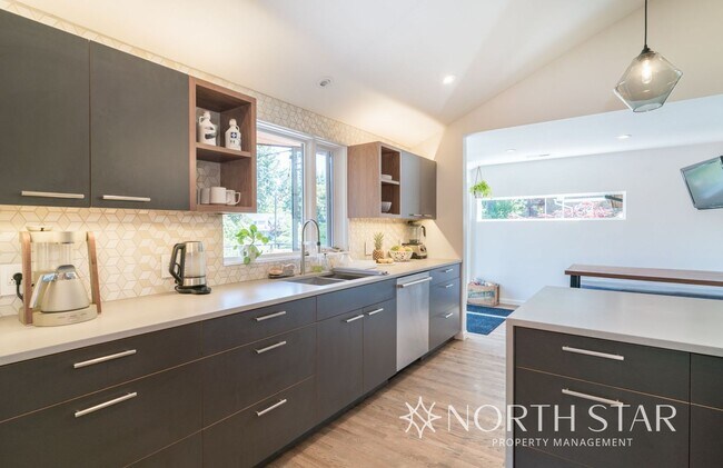 Building Photo - Perfectly located Lake Oswego Mid-century Modern Home with Lake Rights