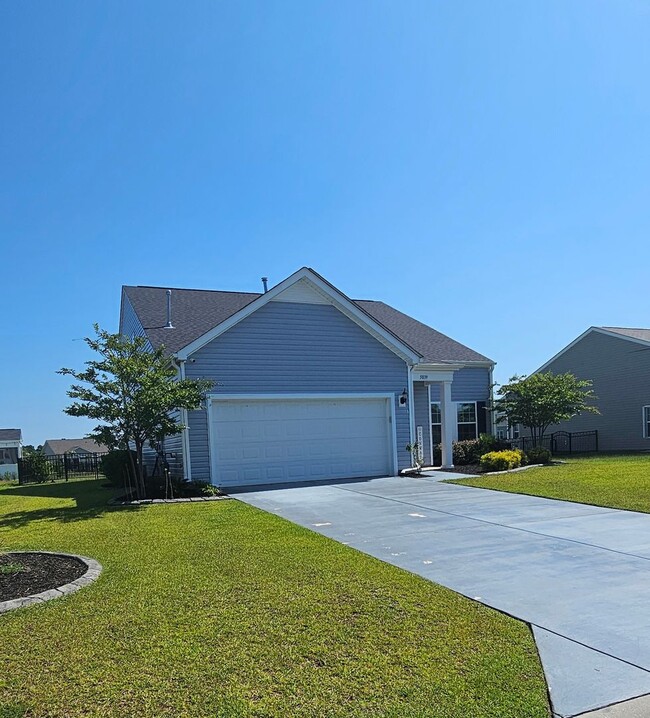 Building Photo - Live where charm meets convenience-Glenmoo...