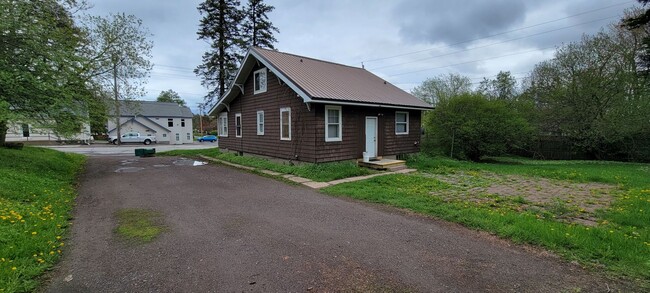 Building Photo - AVAILABLE JUNE 2025 - 4 Bed, 1 Bath, Near ...