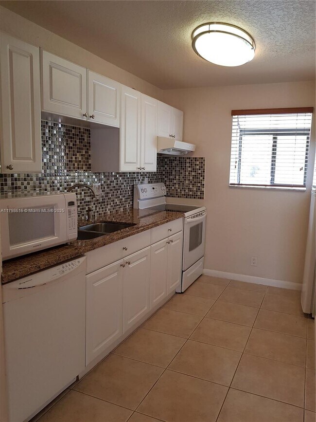 Building Photo - 509 Gardens Dr