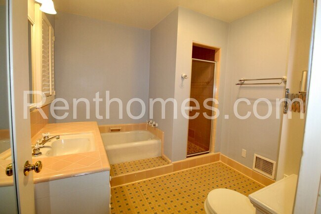 Building Photo - 2244 Plum St
