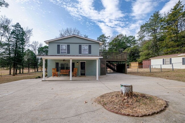 Building Photo - Newly Renovated - Move In Ready Home! 5 Bedrooms 3 Bathrooms