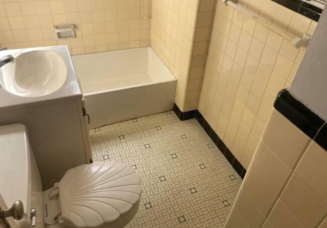 Building Photo - 4705 Bellevue Ave