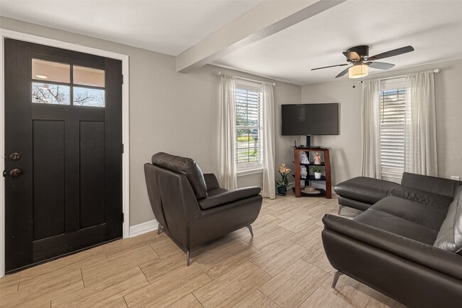 Building Photo - 705 Center St