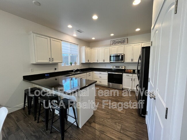 Building Photo - 2705 W Windtree Dr