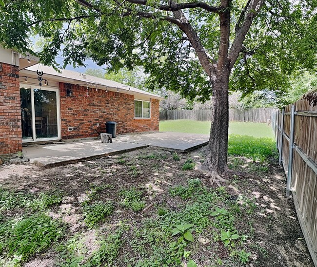 Building Photo - Don't miss your opportunity to make this Camelot gem your next home—schedule your tour today!