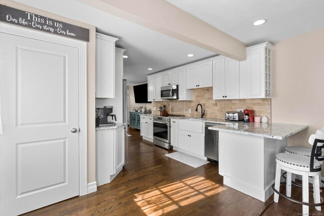 Building Photo - 27 Strathmore Rd