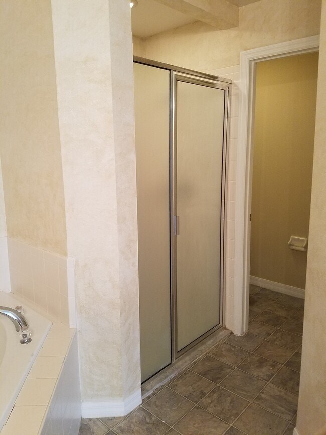 Building Photo - 3-Bedroom, 2-Bathroom Home in Kissimmee **...