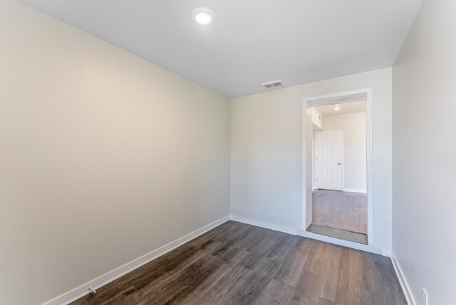 Building Photo - 1121 N Leclaire Ave
