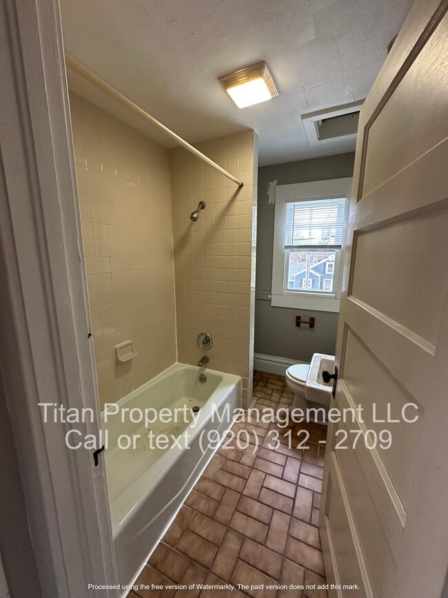 Building Photo - 19 E Murdock Ave