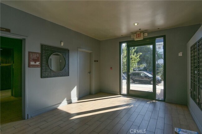 Building Photo - 11925 Kling St