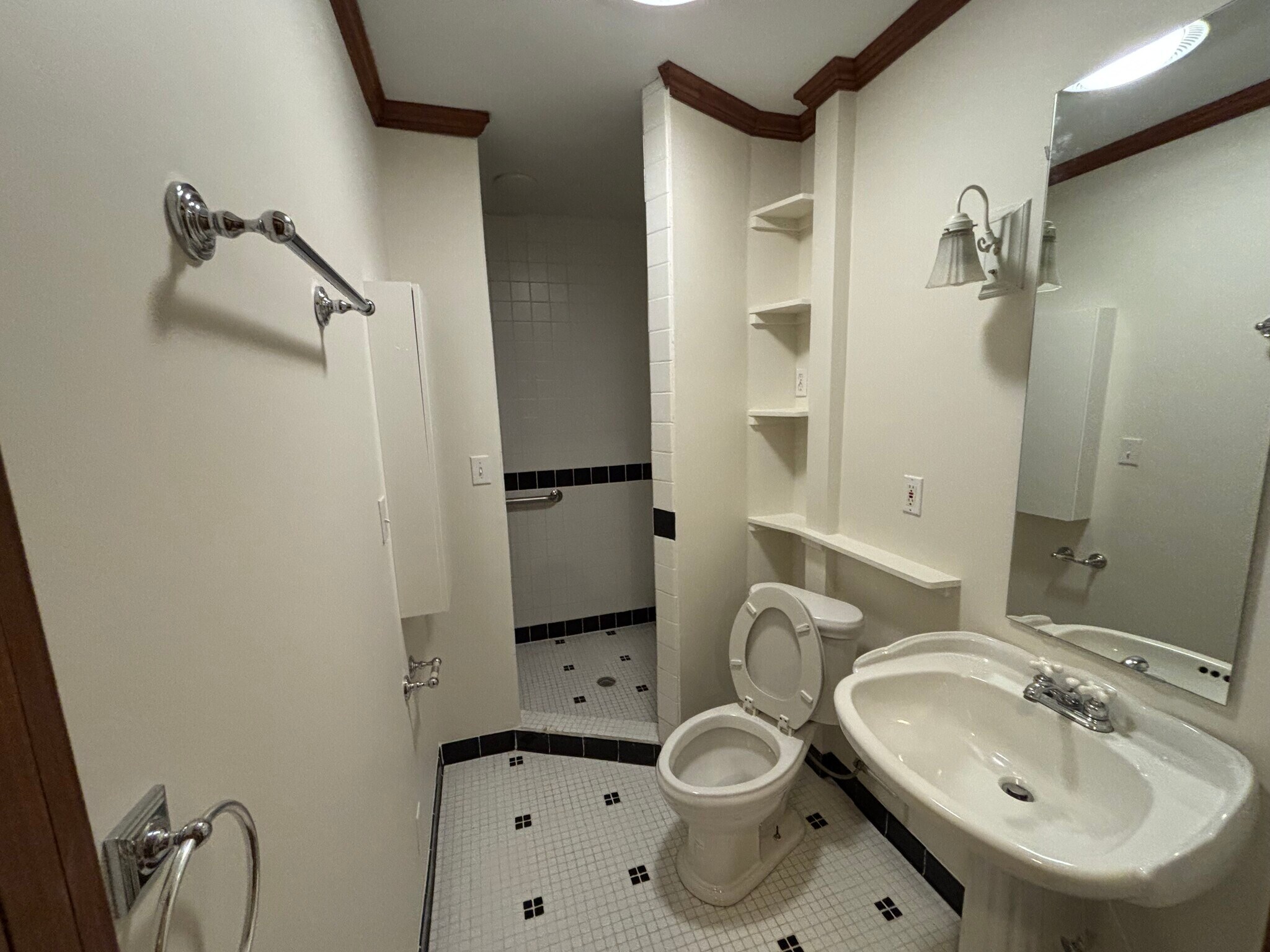 Building Photo - 941 W 7th St