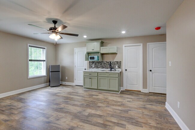 Building Photo - 135 Riverbend Dr