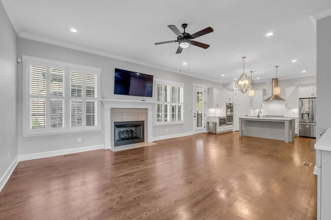 Building Photo - Stunning 5BE/4.5BA in the heart of Green H...