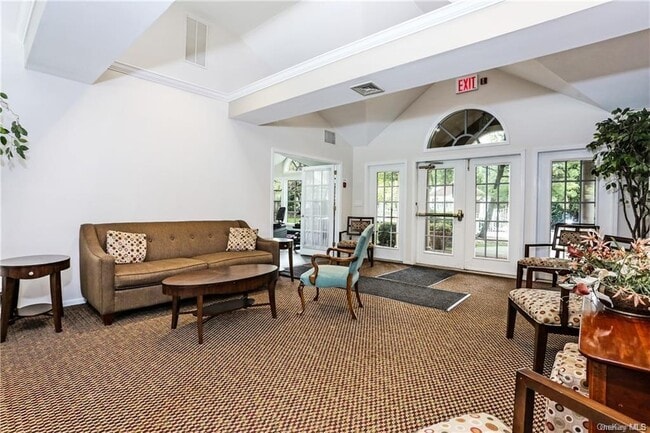 Building Photo - 611 Pondside Dr