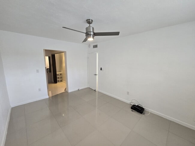 Building Photo - 2-Bed, 2-Bath Miami Condo in HOA Community – Pool, Laundry On-Site