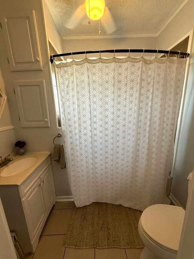 Building Photo - Cute WyCo Bungalow