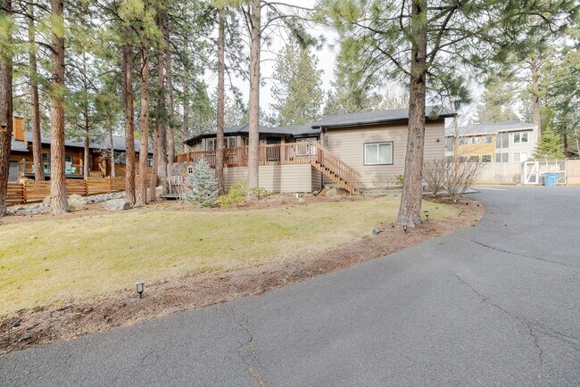Building Photo - 3BR Furnished NW Bend Home