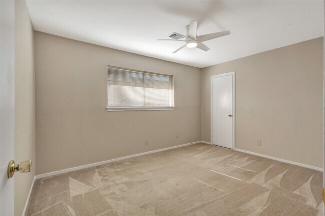 Building Photo - 847 Carlingford Ln