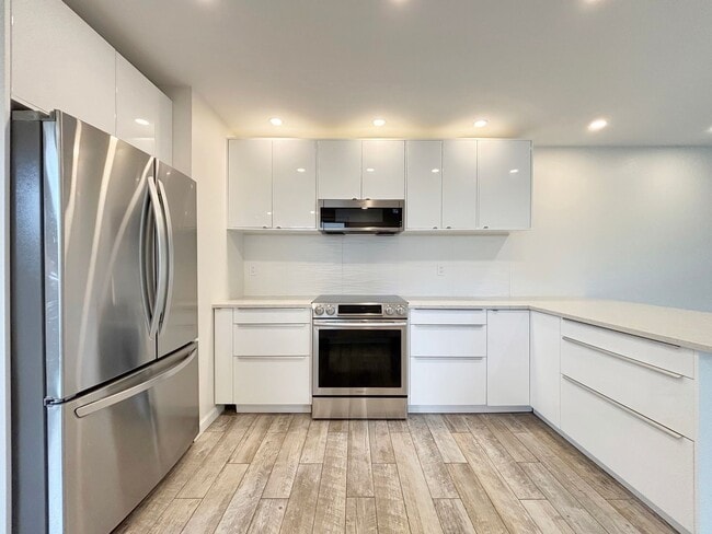 Building Photo - Beautiful 3BD/2.5BA Condo Located in Unive...