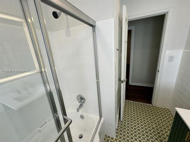 Building Photo - 2210 SW 25th St