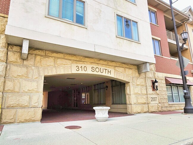 Building Photo - 310 S Main St