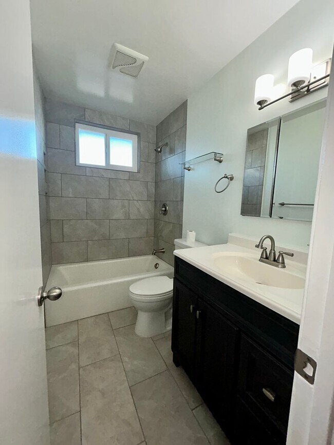 Building Photo - 1028w