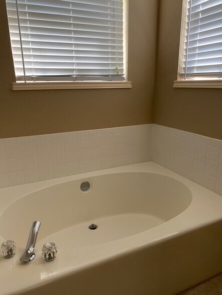 Building Photo - 5105 Woodgate Dr
