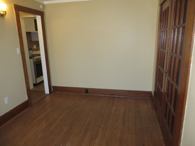 Building Photo - 826 Nuttman Ave