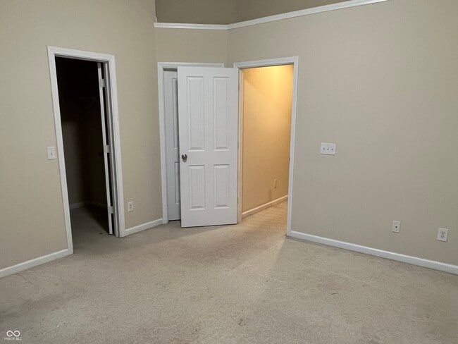 Building Photo - 3522 N Golden Gate Dr