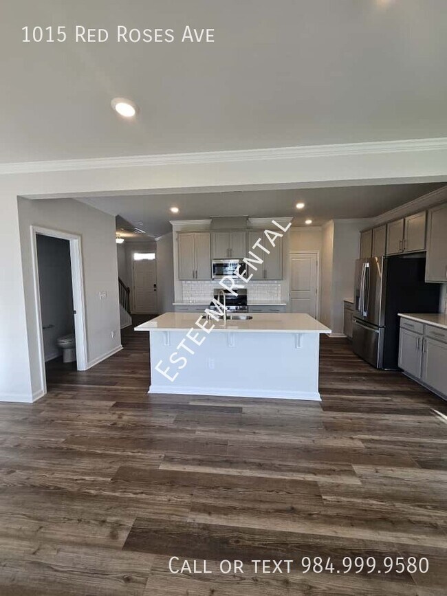 Building Photo - 1015 Red Roses Ave