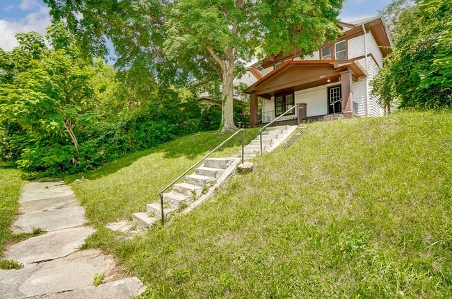 Building Photo - Spacious Three Bedroom in Dayton!