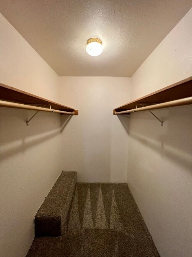 Building Photo - 2 BD Unit - Excellent Lacey Location
