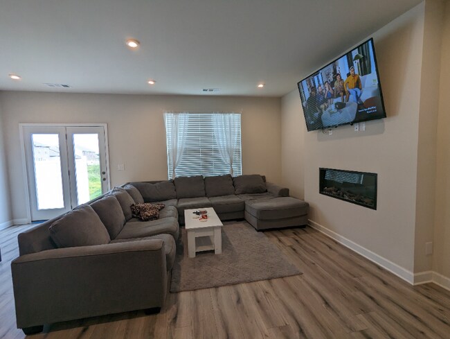 Building Photo - 561 Becks Pl