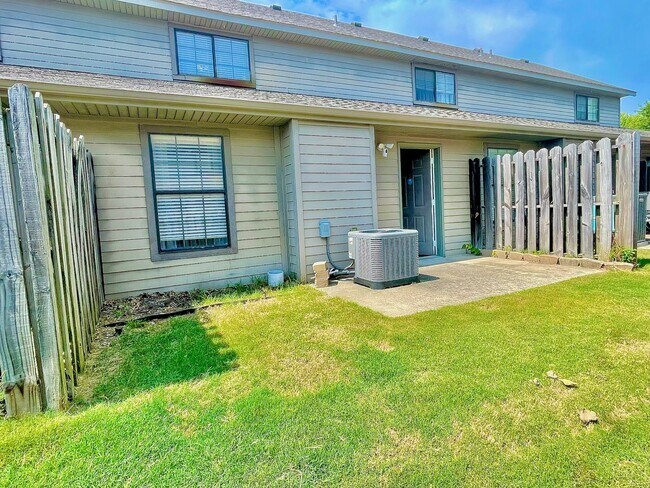 Building Photo - Quiet, Well-Maintained 2Bed/2.5Bath Home – Prime Fayetteville Location!