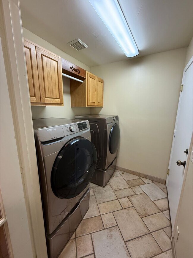 Building Photo - Beautiful Sunset Terraces Condo for Rent!