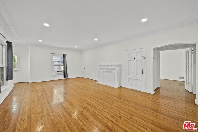 Building Photo - 6542 1/2 W Olympic Blvd