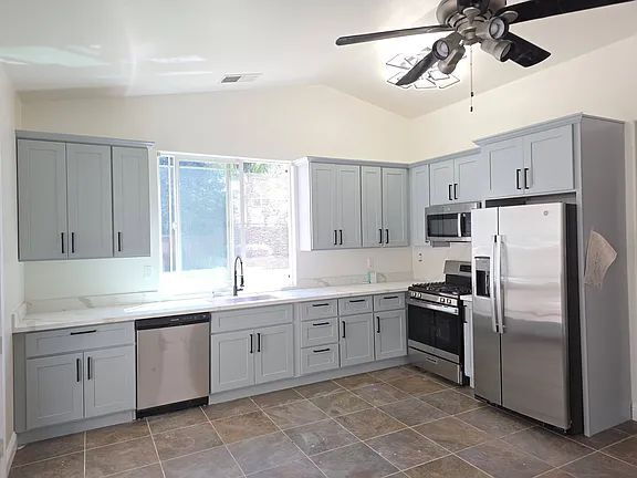 Building Photo - Cozy, comfortable and large living space for a family