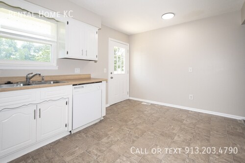 Building Photo - 16413 W 123rd St