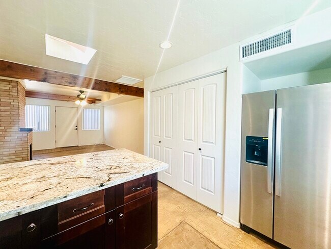 Building Photo - Holiday Move In Special! 1/2 Off December's Rent! Unique Townhome with Open Layout! All Appliance...
