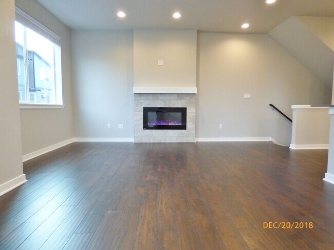 Building Photo - 2bd/2.75ba Lynnwood Townhome