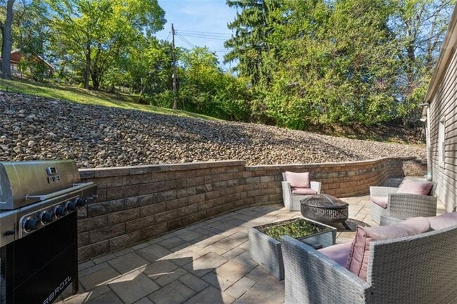 Building Photo - 3-Bedroom Home in Carrick on Private Street