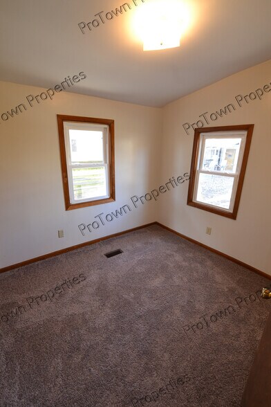 Building Photo - 711 N Hickory St