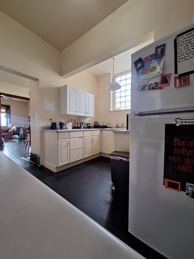 Building Photo - Large 3 Bedroom Open August