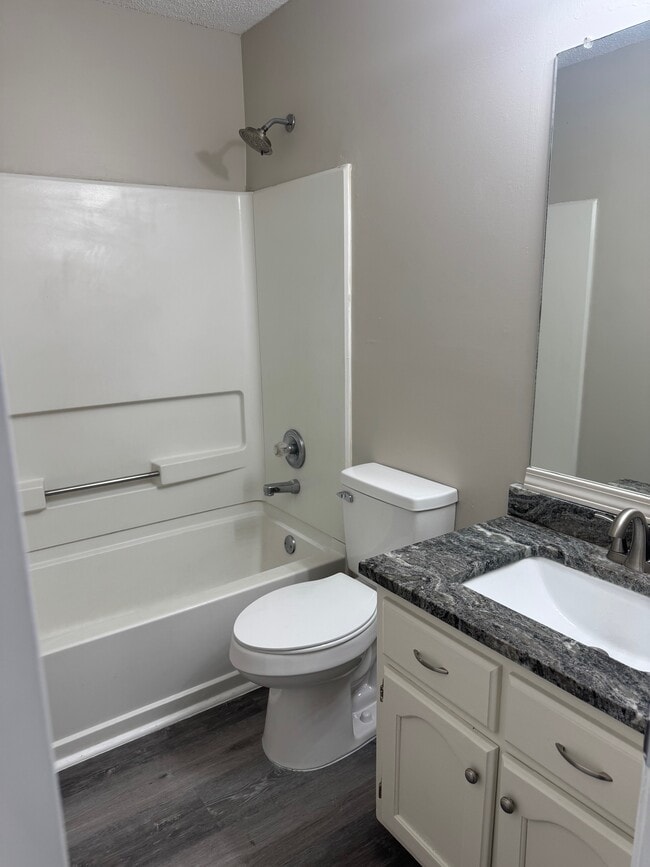 Building Photo - 1130 Parkview Cir N