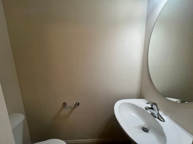 Building Photo - **Move-In Discount** 3 bedroom, 2.5 Bath Town home