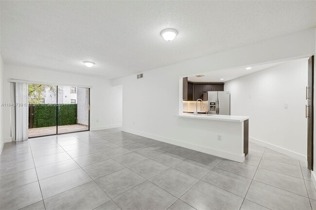 Building Photo - 9407 Fontainebleau Blvd