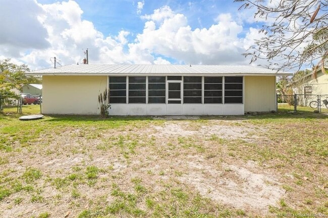 Building Photo - 1365 SW Gastador Ave