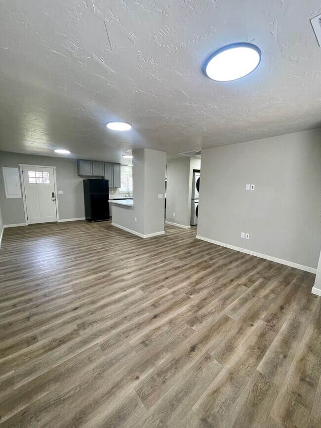Building Photo - 1011 De La Vista Ln