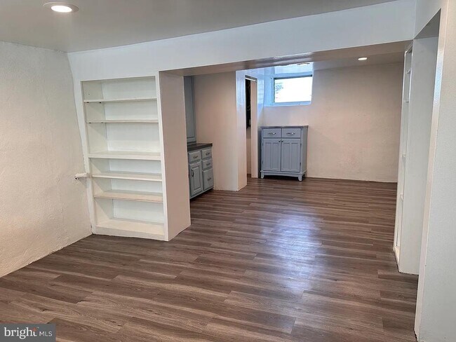 Building Photo - 229 Iona Ave